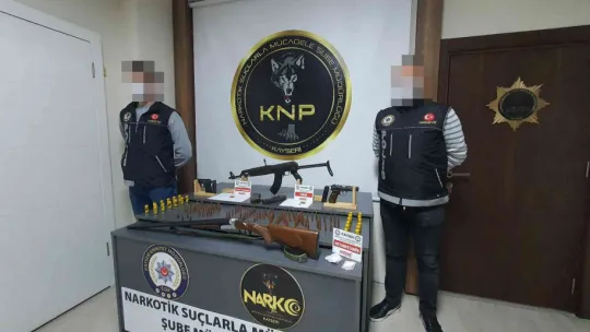 Kalaşnikof için evine özel bölme yaptı