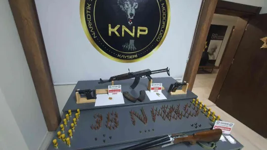 Kalaşnikof için evine özel bölme yaptı