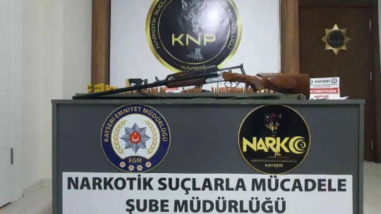 Kalaşnikof için evine özel bölme yaptı