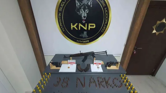 Kalaşnikof için evine özel bölme yaptı