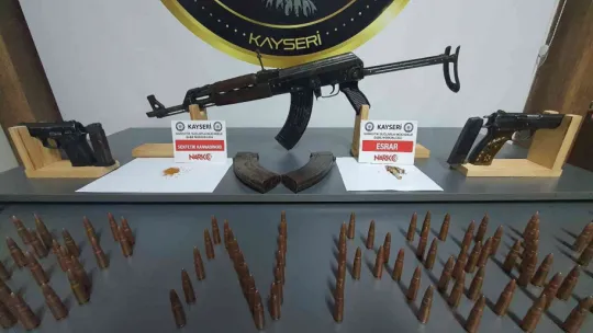 Kalaşnikof için evine özel bölme yaptı