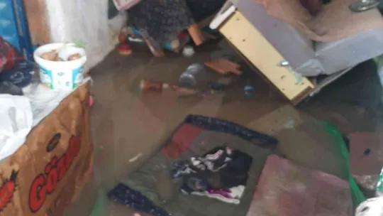 Kanal borusu patladı, evleri su bastı