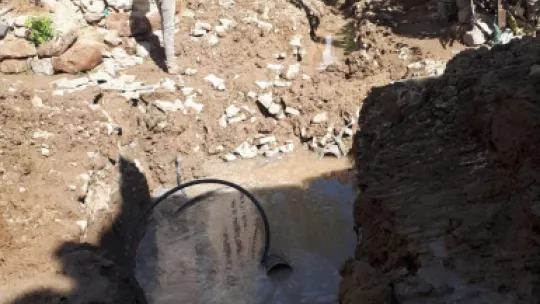 Kanal borusu patladı, evleri su bastı