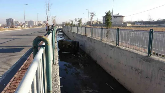 Kanala düşen otomobilin sürücüsü yaralandı
