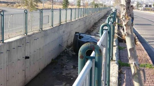 Kanala düşen otomobilin sürücüsü yaralandı