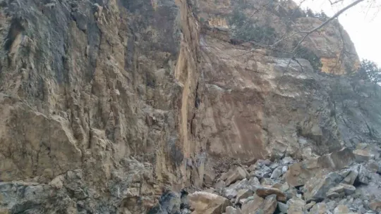 Kapuzbaşı Yolu'nda heyelan