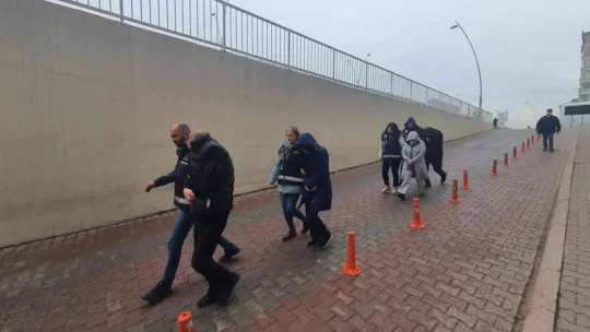 Yüksek kâr vaadiyle vatandaşları dolandıran 4 kişi adliyede
