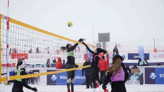 Kar Voleybolu Avrupa Kupası heyecanı Erciyes'te başladı
