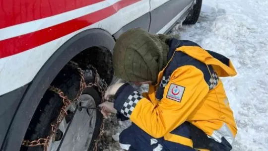 Karla kaplı yollarda sağlık çalışanları hastaya ulaşmak için seferber oldu