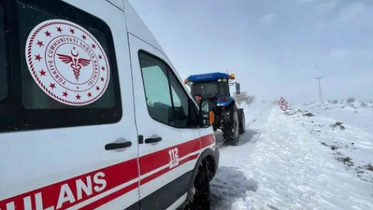 Karla kaplı yollarda sağlık çalışanları hastaya ulaşmak için seferber oldu