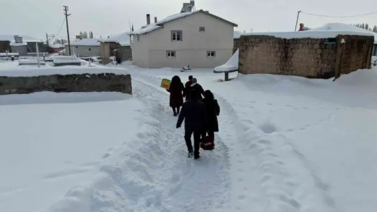 Karlı yolları aşıp, aşılıyorlar