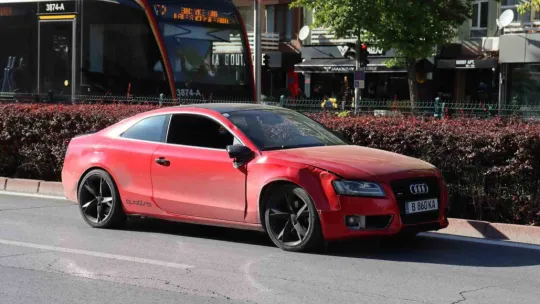 Karşıdan karşıya geçmek isteyen yaşlı kadına otomobil çarptı