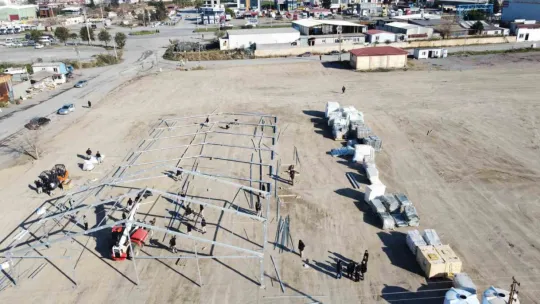 Katar'dan 3 bin kişilik hastane ve 3 helikopter desteği
