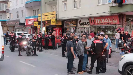 Kavgayı ayırmaya çalışan esnaf silahla vuruldu