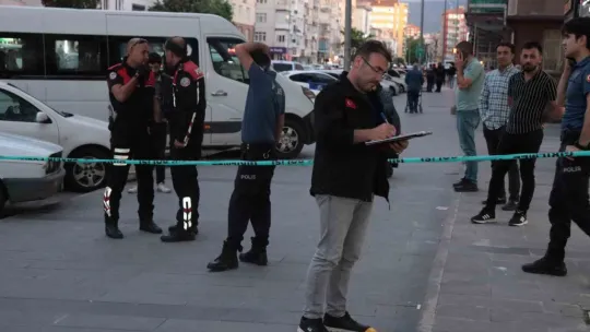 Kavgayı ayırmaya çalışan esnaf silahla vuruldu