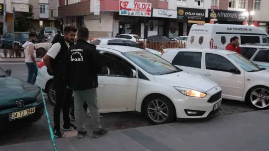 Kavgayı ayırmaya çalışan esnaf silahla vuruldu