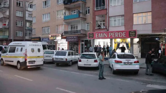 Kavgayı ayırmaya çalışan esnaf silahla vuruldu