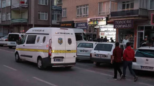 Kavgayı ayırmaya çalışan esnaf silahla vuruldu