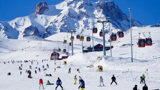 Kayakseverler hafta sonu soluğu Erciyes'te aldı