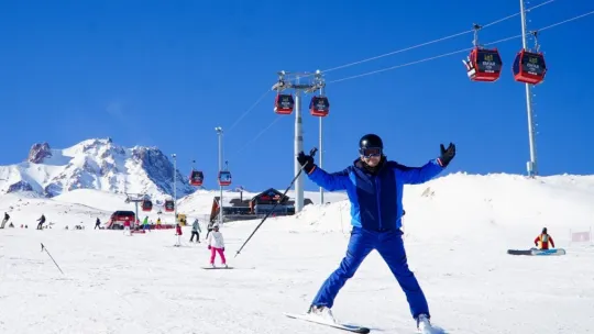 Kayakseverler hafta sonu soluğu Erciyes'te aldı