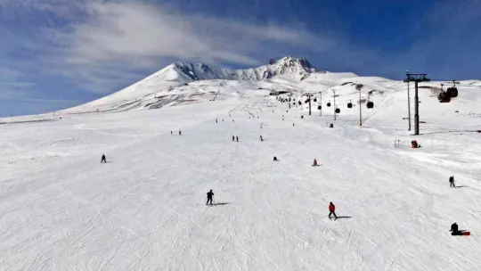 Kayakseverler hafta sonu soluğu Erciyes'te aldı