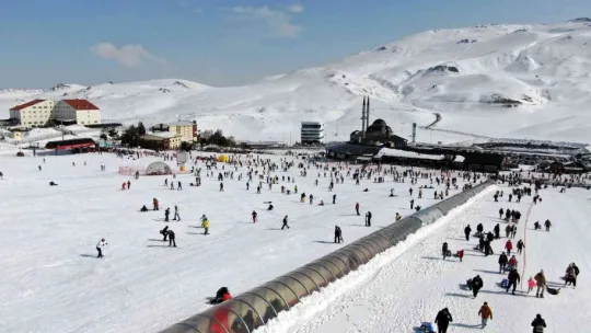 Kayakseverler hafta sonu soluğu Erciyes'te aldı