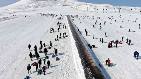 Kayakseverler hafta sonu soluğu Erciyes'te aldı