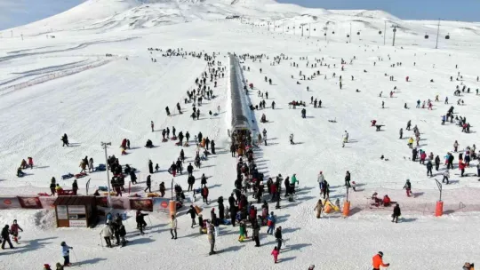 Kayakseverler hafta sonu soluğu Erciyes'te aldı
