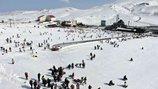 Kayakseverler hafta sonu soluğu Erciyes'te aldı