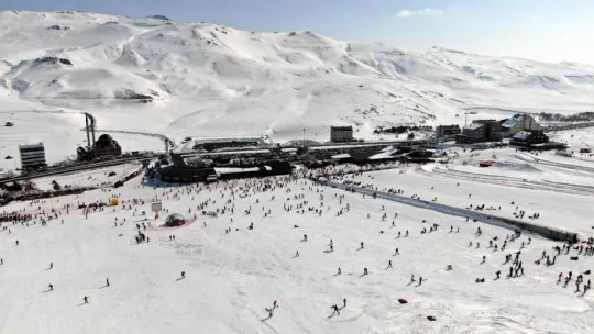 Kayakseverler hafta sonu soluğu Erciyes'te aldı