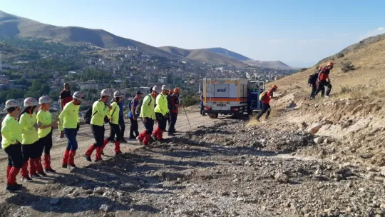 Kayıp olarak aranan genç ağaç altında uyurken bulundu