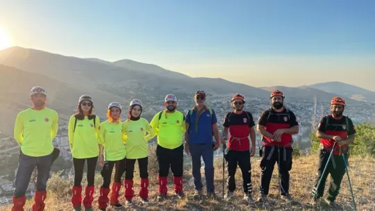 Kayıp olarak aranan genç ağaç altında uyurken bulundu