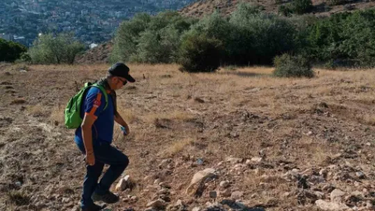 Kayıp olarak aranan genç ağaç altında uyurken bulundu