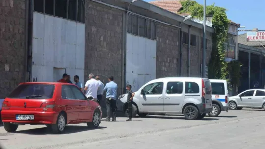 Kayısı toplamak için çıktığı çatıdan düşüp öldü