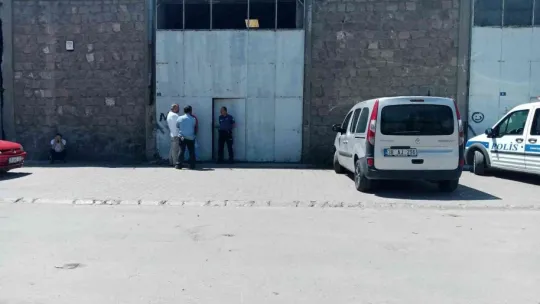 Kayısı toplamak için çıktığı çatıdan düşüp öldü