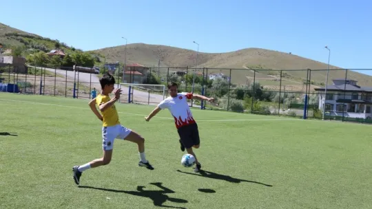 Kaymakam miniklerin teklifini geri çevirmedi, sahaya çıktı