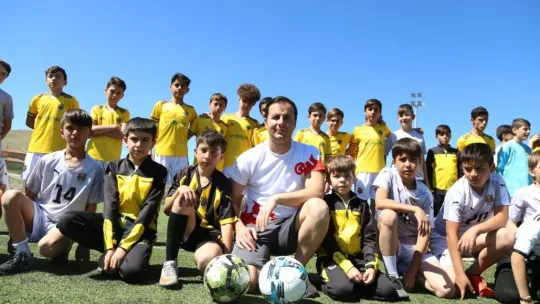 Kaymakam miniklerin teklifini geri çevirmedi, sahaya çıktı