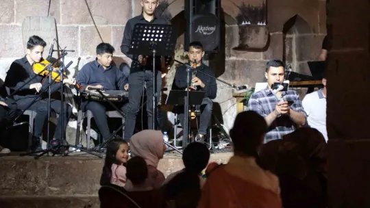 Kaymakam ve öğrenciler çaldı, engelli çocuklar eğlendi