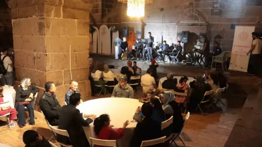 Kaymakam ve öğrenciler çaldı, engelli çocuklar eğlendi