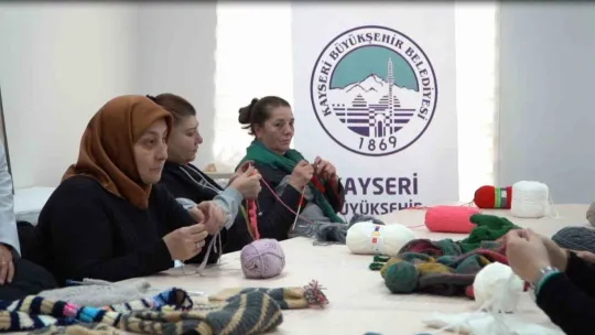 Kayseri Büyükşehir 'iyilik' örüyor, depremzedeler ısınıyor