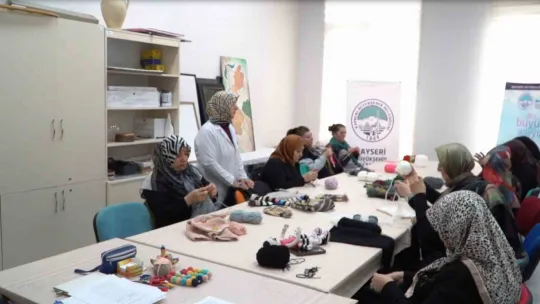 Kayseri Büyükşehir 'iyilik' örüyor, depremzedeler ısınıyor