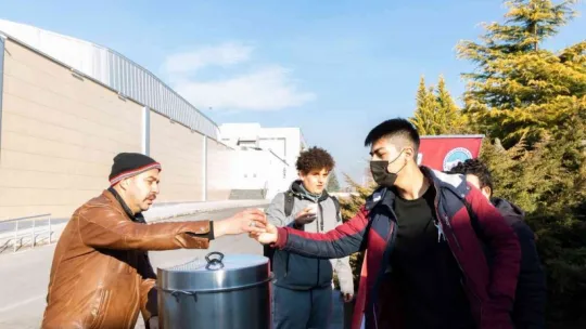 Kayseri Büyükşehir Belediyesi'nden KAYÜ Öğrencilerine Sıcak Çorba İkramı