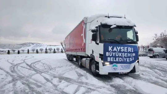 Kayseri Büyükşehir'den deprem bölgesine 3 kamyon ve 20 yardım tırı