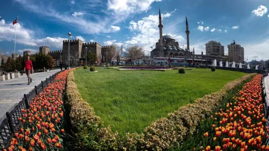 Kayseri'de 1 milyon çiçek açtı