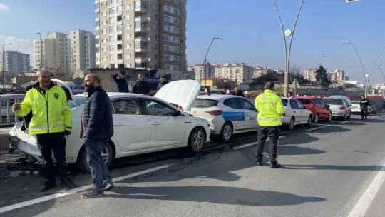 Kayseri'de 10 otomobil birbirine girdi: 2 yaralı