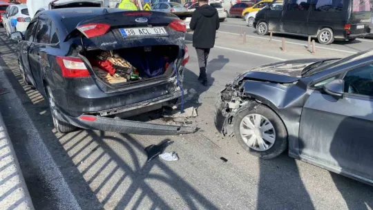 Kayseri'de 10 otomobil birbirine girdi: 2 yaralı