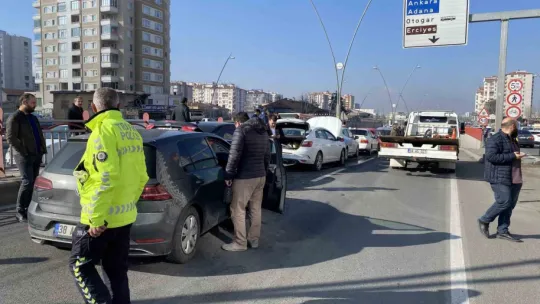 Kayseri'de 10 otomobil birbirine girdi: 2 yaralı