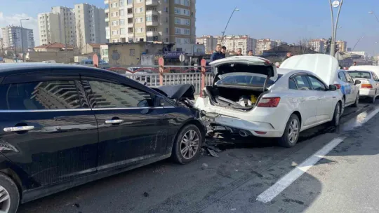 Kayseri'de 10 otomobil birbirine girdi: 2 yaralı