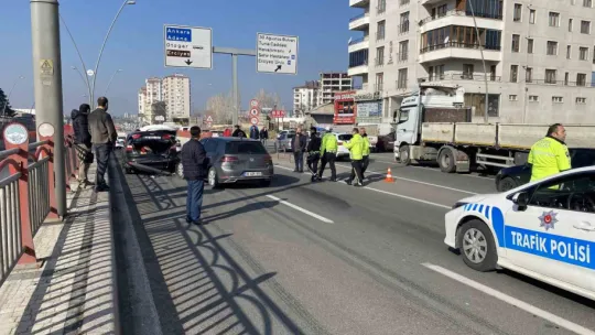 Kayseri'de 10 otomobil birbirine girdi: 2 yaralı