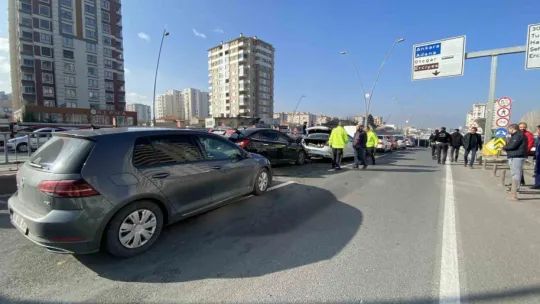 Kayseri'de 10 otomobil birbirine girdi: 2 yaralı
